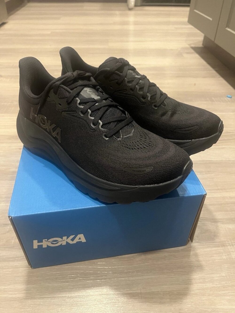 Hoka One One Arahi 8 Black/Black 1168690-BBLC Mens Size 11 [NEW] [MSRP:$150] - Picture 2 of 10